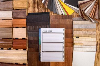 Masanın üzerinde ahşap örnekleyici olan not defteri.