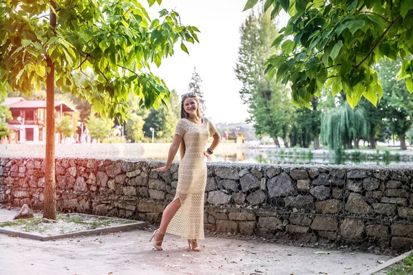 Giovane Bella Ragazza Elegante Posa Città Vicino Fontane — Foto Stock