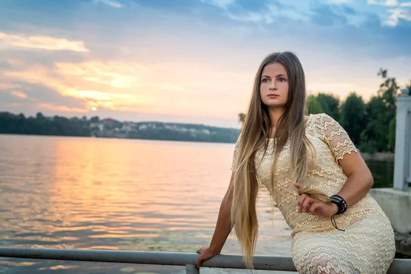 Mujer Atractiva Joven Vestido Moda Posando Contra Atardecer — Foto de Stock