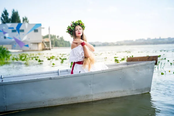 Όμορφο Κορίτσι Εθνικό Φόρεμα Βάρκα Στη Λίμνη — Φωτογραφία Αρχείου
