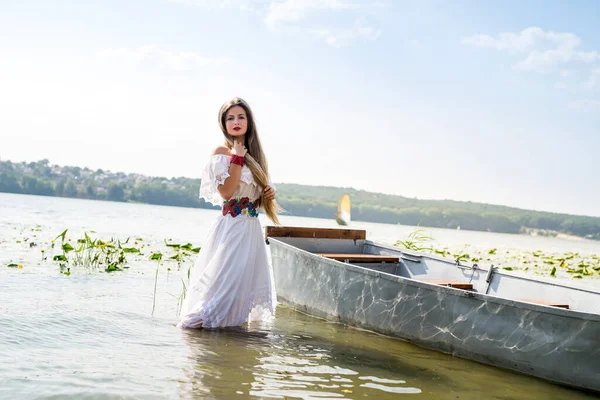 Vacker Flicka Nationella Kläder Stående Sjön — Stockfoto