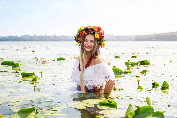 Красивая Девушка Водяной Лилией Стоит Воде — стоковое фото