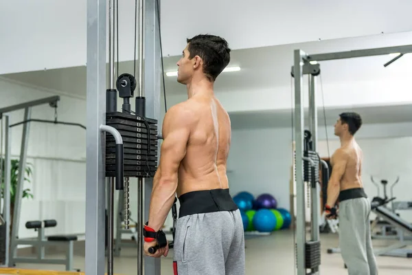 Young Man Training Sportive Equipment Gym — Stock Photo, Image