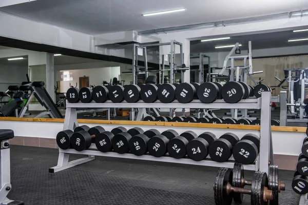 Gym Intérieur Avec Équipement Haltères Rangées — Photo