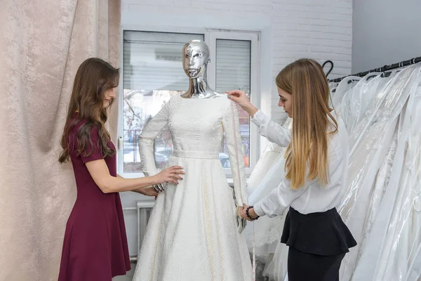 Молодая Невеста Выбирает Платье Свадьбы — стоковое фото