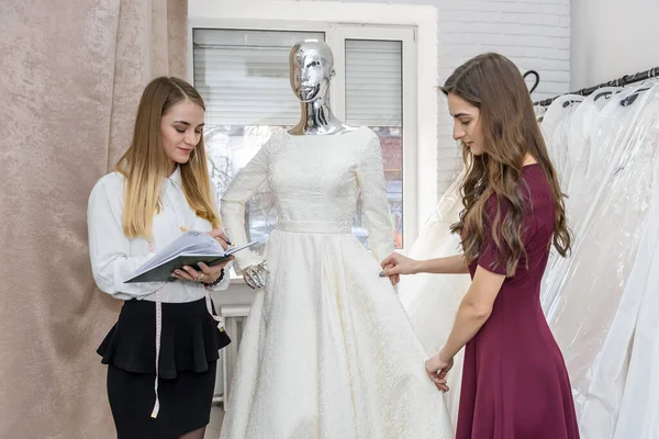 Невеста Свадебном Магазине Портным Свадебным Платьем — стоковое фото