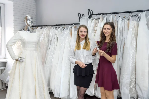 Продавец Свадебном Салоне Помогает Молодой Невесте — стоковое фото