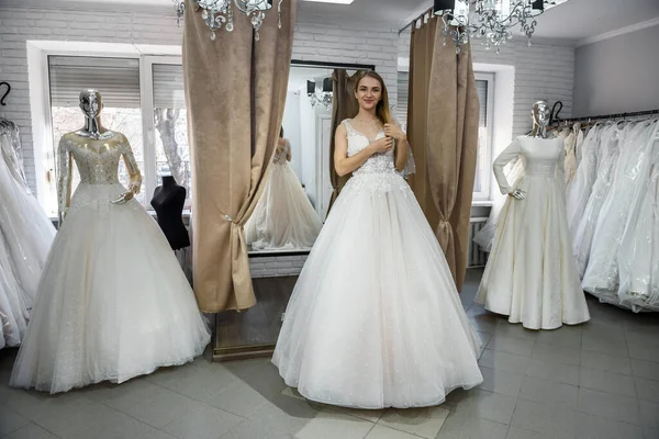 Женщина Свадебном Платье Всю Длину Магазине — стоковое фото