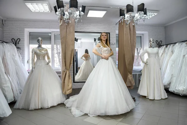Женщина Свадебном Платье Всю Длину Магазине — стоковое фото