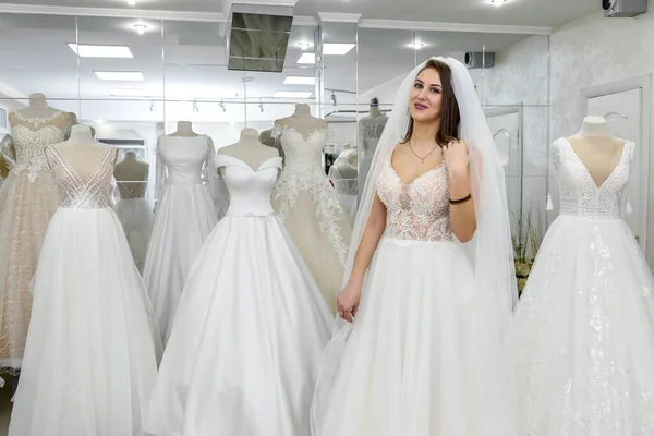 Привлекательная Молодая Невеста Свадебном Платье Современном Салоне — стоковое фото