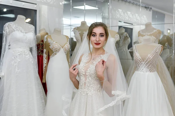 Счастливая Невеста Примеряет Свадебное Платье Салоне — стоковое фото