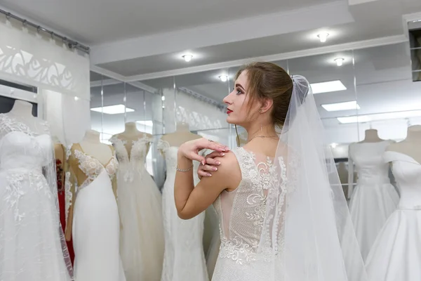 Молодая Невеста Примеряет Свадебное Платье Салоне — стоковое фото