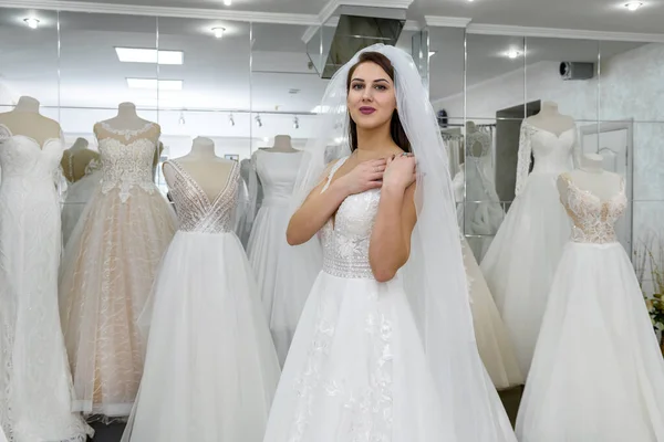 Красивая Невеста Свадебном Платье Стоит Бутике — стоковое фото