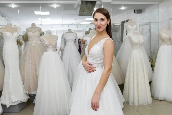 Привлекательная Молодая Женщина Свадебном Платье Свадебном Магазине — стоковое фото