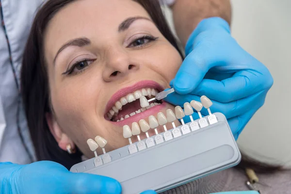Γιατρός Συγκρίνει Δόντια Των Γυναικών Δειγματολήπτη Στην Οδοντιατρική — Φωτογραφία Αρχείου
