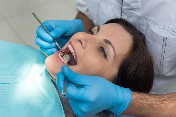 Dentista Que Compara Color Los Dientes Del Paciente Con Muestreador — Foto de Stock