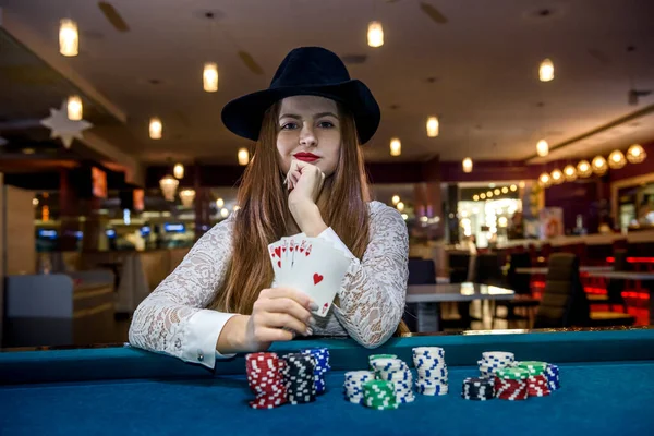 Pokermarker Och Kvinnliga Händer Som Håller Spelkort — Stockfoto