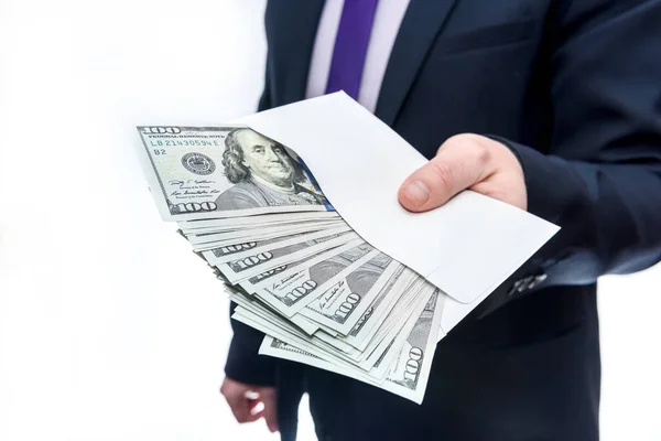 Elinde Dolar Banknotları Zarf Tutan Bir Adamı — Stok fotoğraf