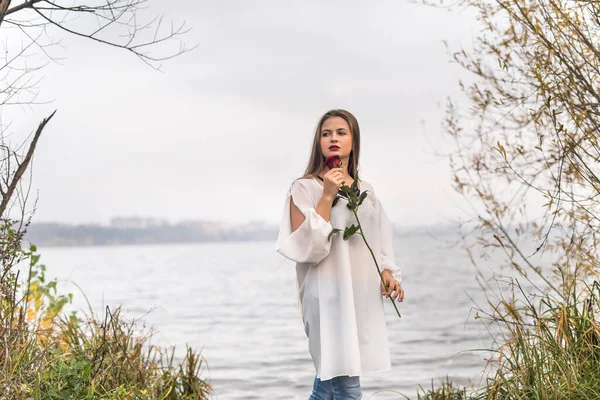 Femme Avec Rose Posant Contre Eau Lac — Photo