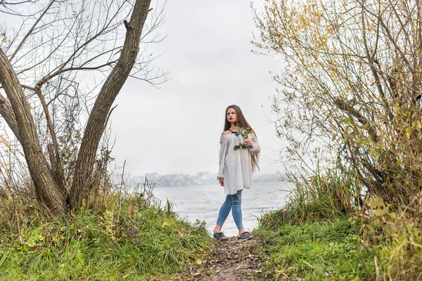 Femme Avec Rose Posant Contre Eau Lac — Photo