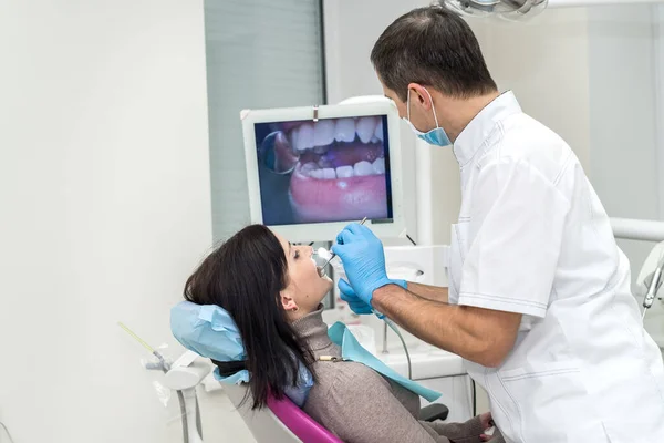 Dentist Examining Patient Teeth Intraoral Camera — Stock Photo, Image