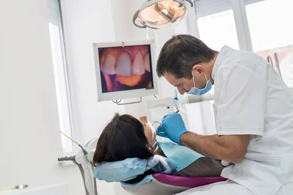 Dentista Que Trata Los Dientes Del Paciente Con Instrumentos Estomatología — Foto de Stock