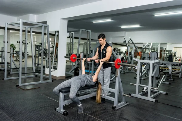 Mujer Gimnasio Trabajando Con Barra Pesas Con Ayuda Del Instructor —  Fotos de Stock