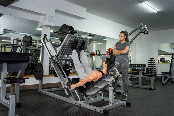 Personal Trainer Helpt Werken Met Lange Halter Sportschool — Stockfoto