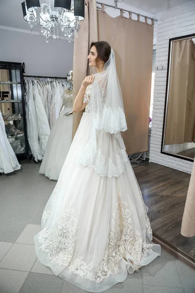 Портрет Молодой Невесты Свадебном Платье Магазине — стоковое фото