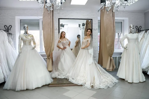 Две Девушки Свадебных Платьях Позируют Перед Зеркалом — стоковое фото