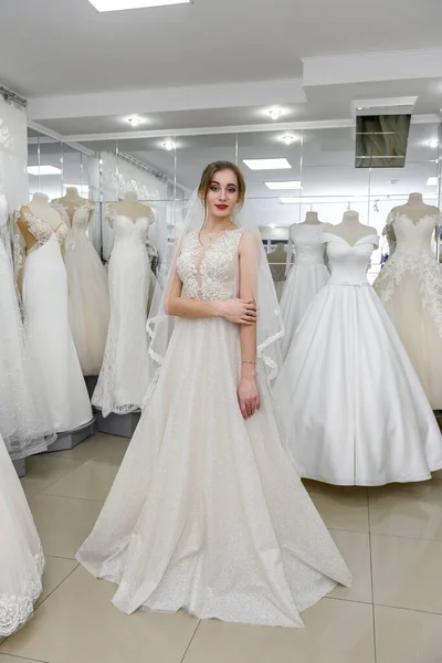 Молодая Красивая Невеста Выбирает Платье Вуаль Салоне — стоковое фото