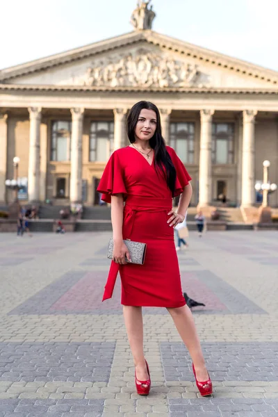 Vacker Brunett Kvinna Bär Röd Klänning Poserar Gatan — Stockfoto