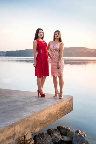 Dos Mujeres Vestidos Elegantes Posando Orilla Del Lago — Foto de Stock