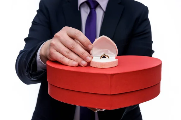 Άνδρας Προσφέρει Κουτί Δώρου Δαχτυλίδι Και Κόκκινη Καρδιά — Φωτογραφία Αρχείου