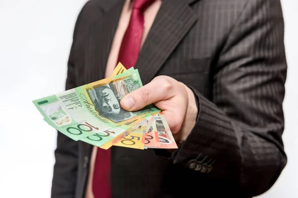 白人に孤立したオーストラリアドル紙幣を提供する男性の手 — ストック写真