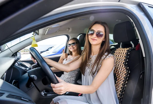 Chicas Viajando Coche Juntos Concepto Vacaciones — Foto de Stock