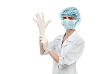 Doktor beyaz izole eldiven koyarak