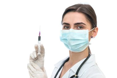 Beyaz şırıngalı maskeli doktor.