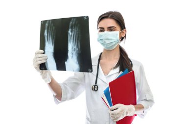 Doktor, hastanın ayak röntgenini inceliyor.