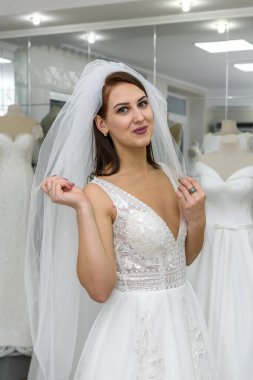 Gelinlik ve duvak mağazasında genç bir kadın.