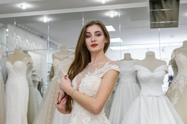 Modern kuaförde gelinlik giyen çekici genç gelin.