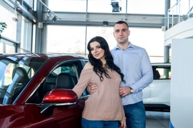 Şov salonunda arabalı mutlu aile pozu