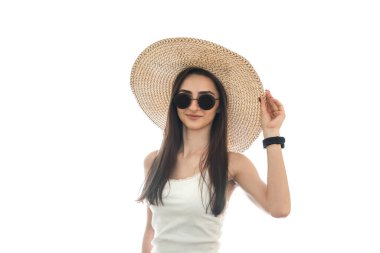 Şapkalı ve güneş gözlüklü genç kadın, beyaz tenli.
