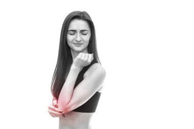 Dirseği ağrılı kadın beyazda yalnız.