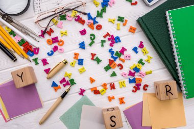 Boş arkaplanda renkli harfler