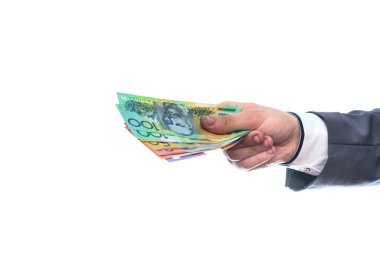 Avusturalya doları olan beyaz tenli bir erkek.