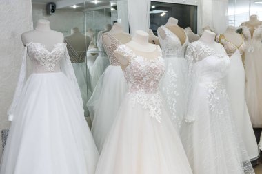 Kuaförde askıda moda gelinlikler ve mankenler