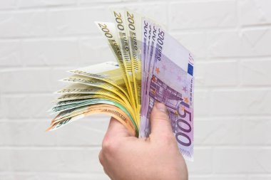 Avro banknotları ile insan eli yakın çekim