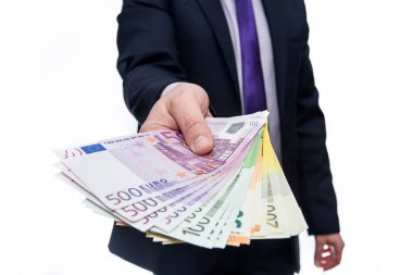Avro banknotları sunan bir erkek eli