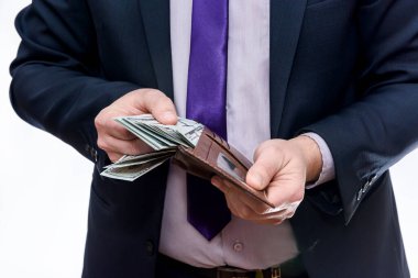 Beyaz arka planda dolar banknotları olan cüzdanı gösteren bir adam.